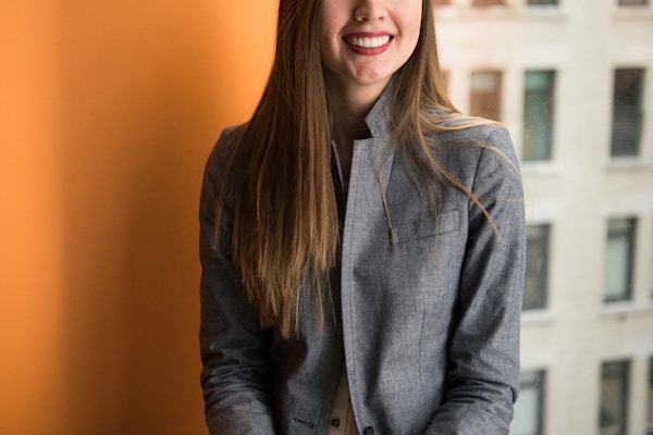 担当者と求職者が相談しているイメージ